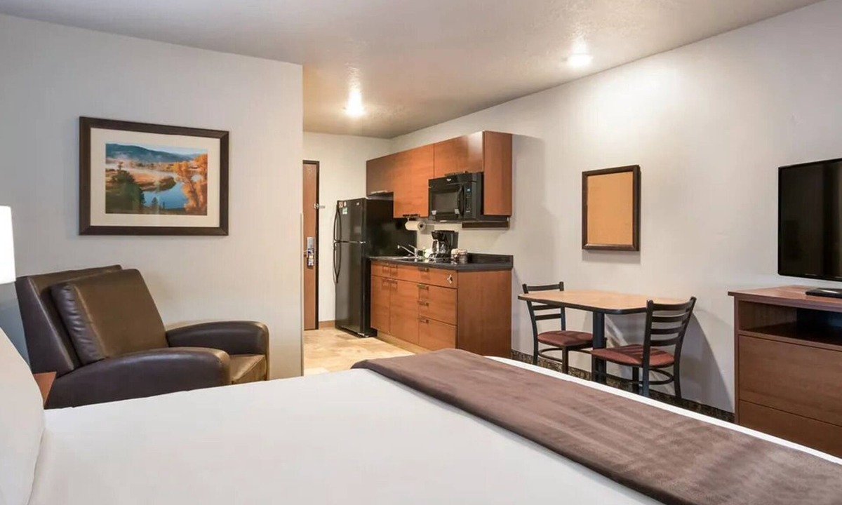 Brookings Hotel | Comfortable Queen Bed Suite w/Recliner & Kitchenette Near Downtown Brookings