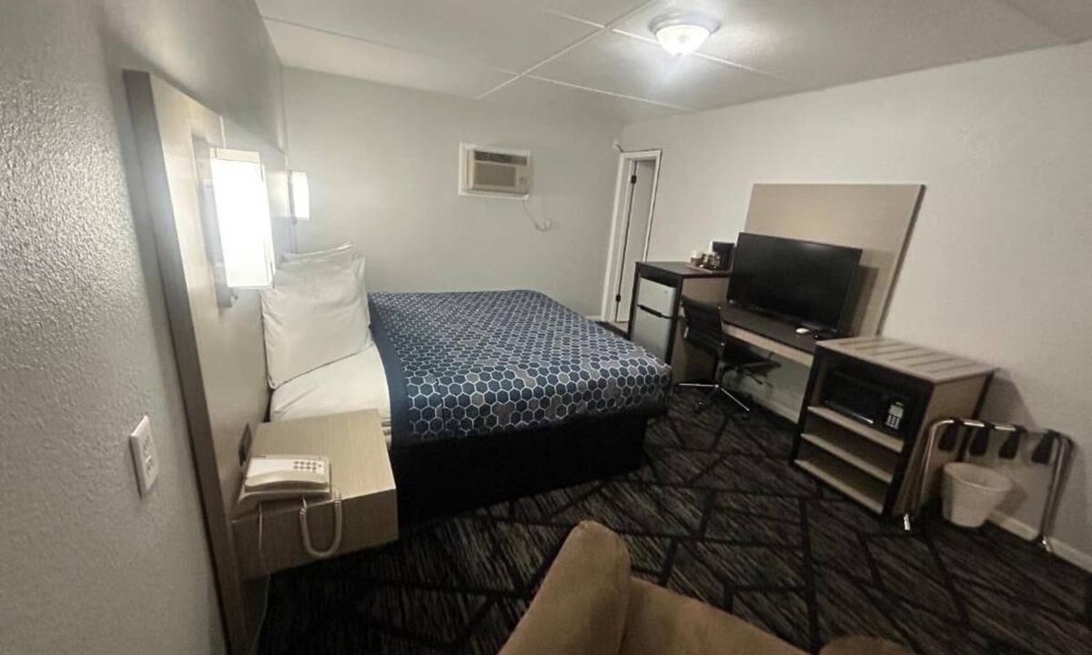 Oskaloosa Hotel | Comfortable Stay w/King Bed – Near Shopping & Dining Spots