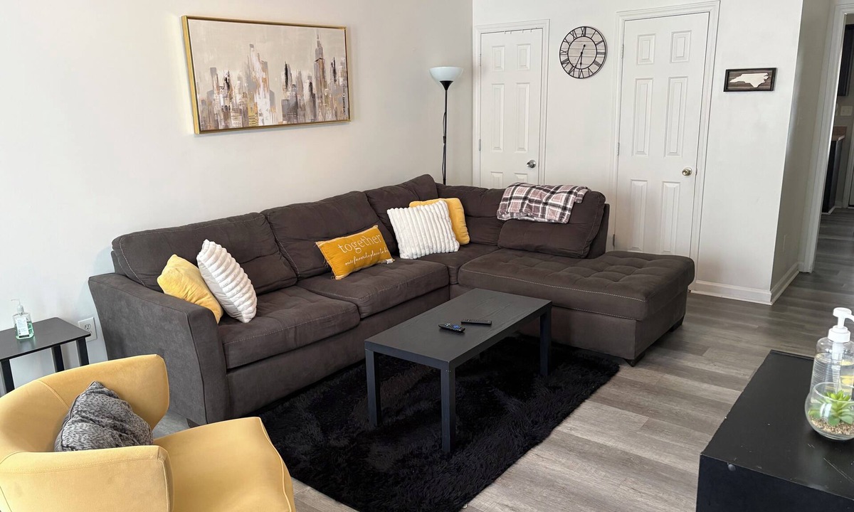 Westover House | Comfy 2 Bedroom 2.5 bath Downtown Fayetteville