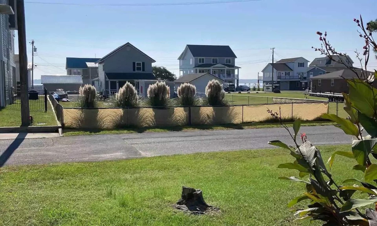 Long Neck House | Comfy 3-Bedroom Near The Beach With A Pool & Grill
