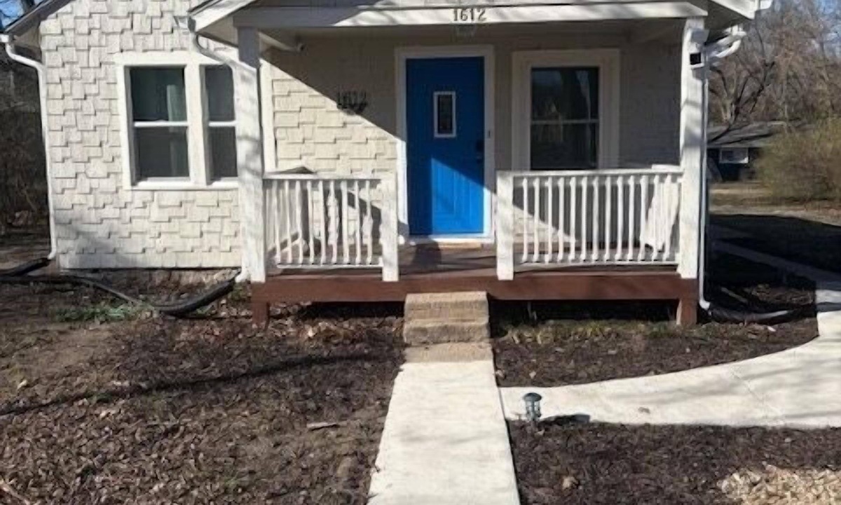 Lawrence House | Comfy family home with parking! Close to KU & Mass St