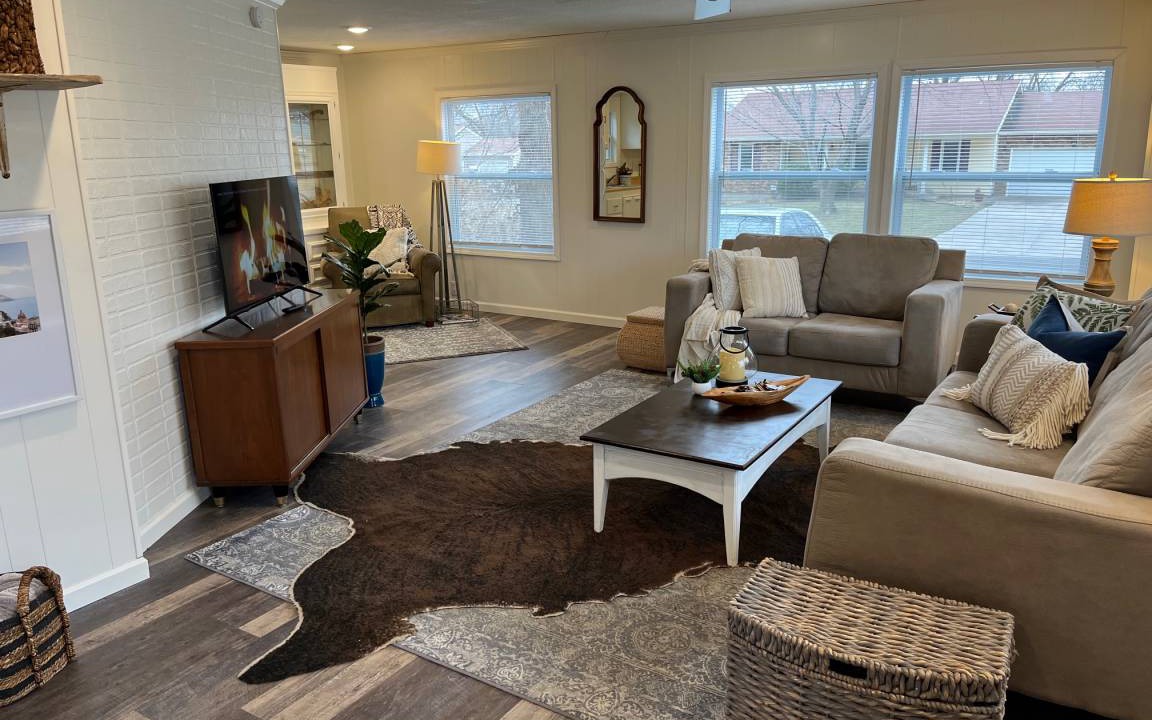 Topeka House | Complete BnB Presents Stylish Newly Renovated Whole Home TKS418