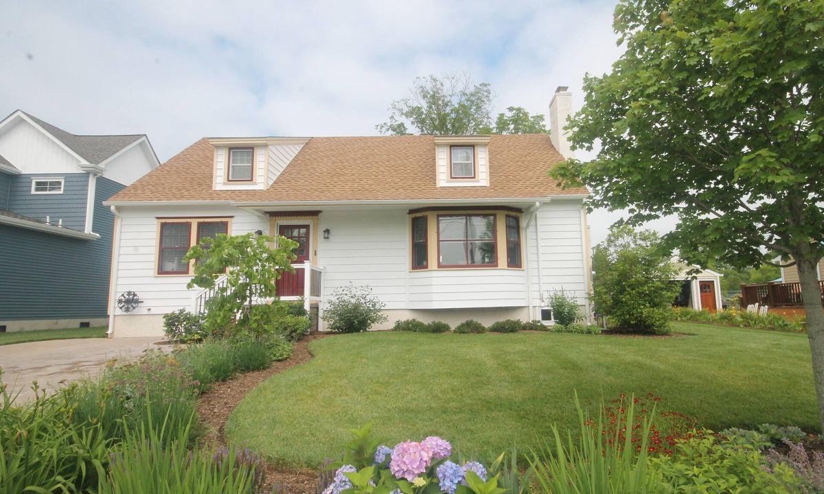 Village Green House | Completely renovated 4 bed/2 bath home close to the Cape May Tennis Courts, Kiwanis Park with pond and walking distance to downtown and the beach.