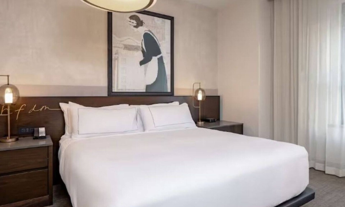 Downtown Des Moines Hotel | Contemporary Elegance Paired w/Quiet Retreat in Historic King Room