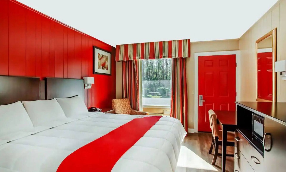 Ridgeland Hotel | Convenient Room w/Work Desk for Travelers Near Local Attractions