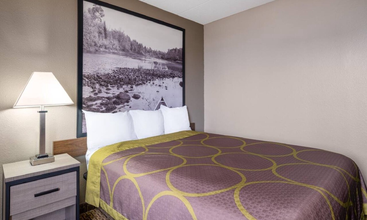 Owatonna Hotel | Coratel Inn & Suites by Jasper Owatonna - Standard 1 Queen Bed NS