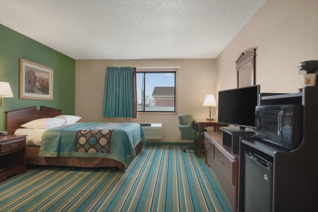 New Richmond Hotel | Coratel Inn & Suites New Richmond - 1 Queen Studio Suite Oversized NS