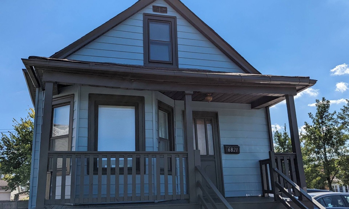 Dunning Cottage | Corporate Housing for Travel Nurses and Interns Located Near O'Hare & Hospitals