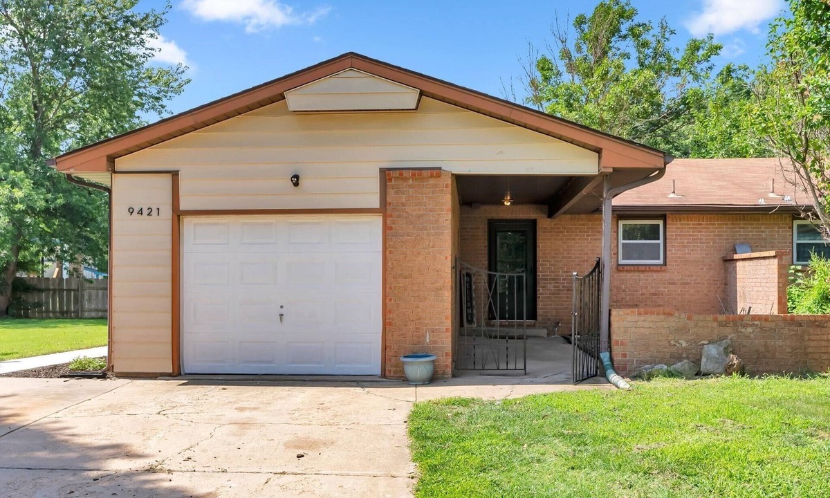 Wichita House | CORPORATE STAY - Cozy Westside 2-bedroom