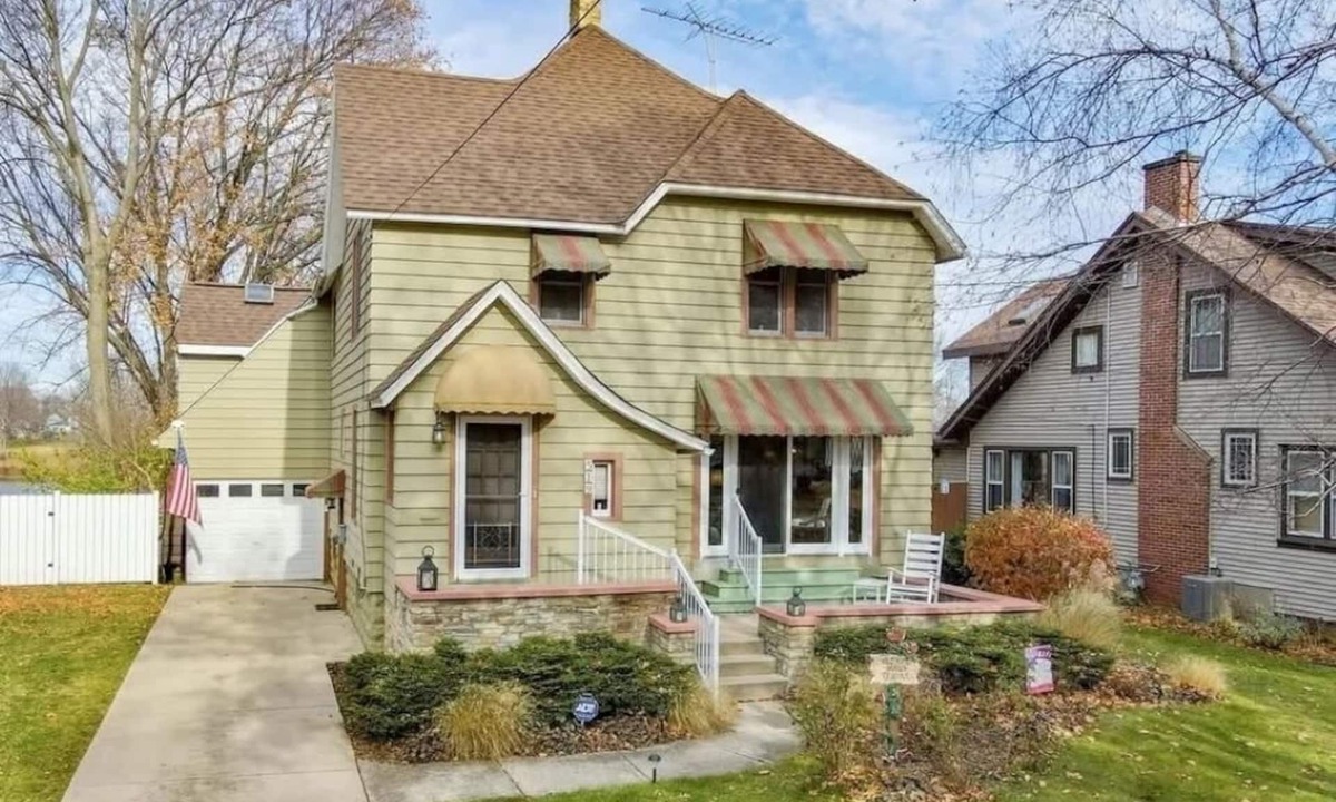Fort Atkinson House | Cottage on the Rock, a spacious 5-bedroom house on the Rock River