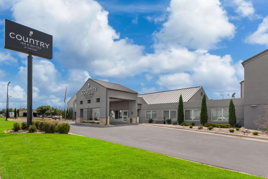 Wichita Hotel | Country Inn & Suites by Radisson, Wichita East, KS
