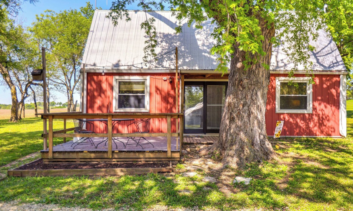 Chapman Cottage | Countryside Escape 14 Mi to Milford & Geary Lakes!