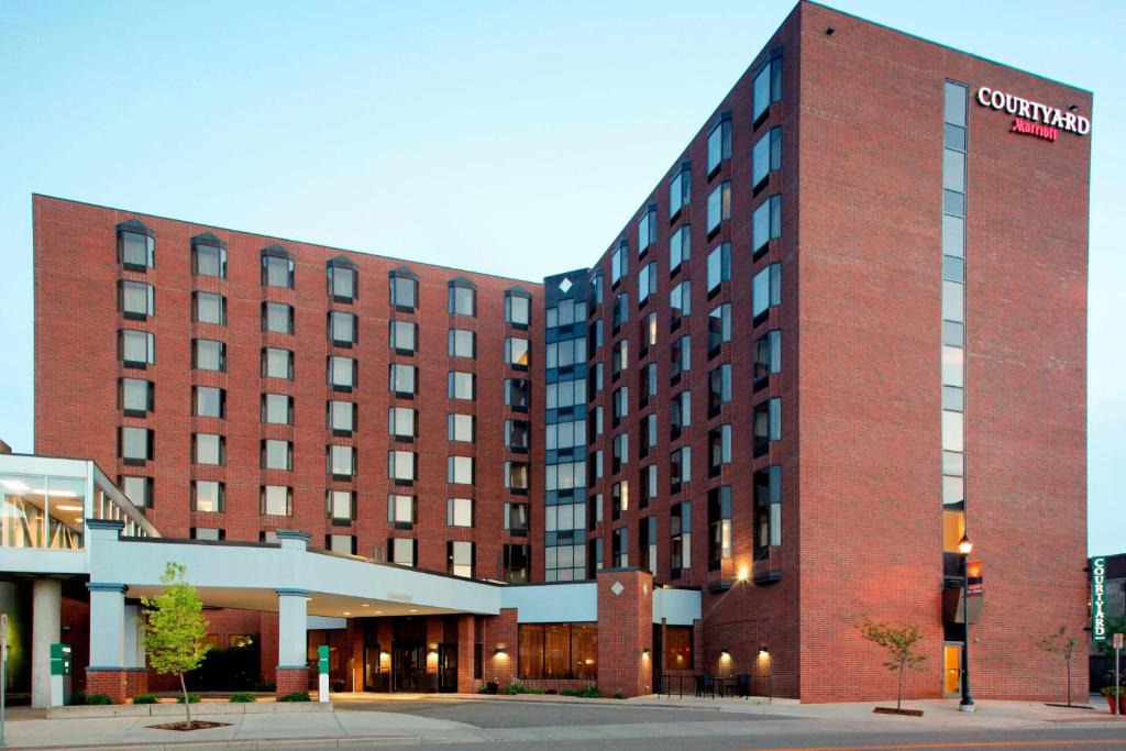 Downtown Hotel | Courtyard by Marriott St. Cloud