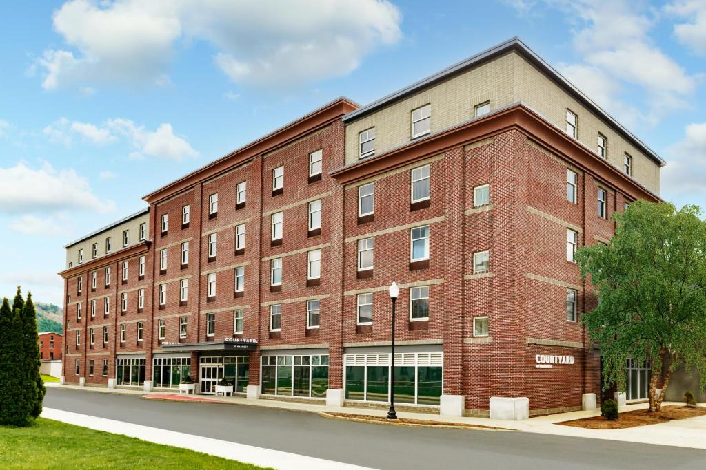 Keene Hotel | Courtyard Keene Downtown