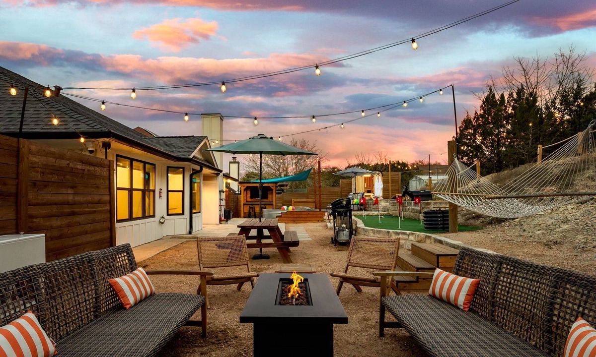 West Oak Hill House | Cowboy Ridge - Luxe & Serene Gem: Heated Pool - Games - Fire Pits - Sleeps 12