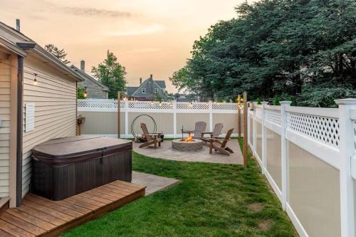 Intercourse Villa | Coziest Cottage hottub patio shopping amishland