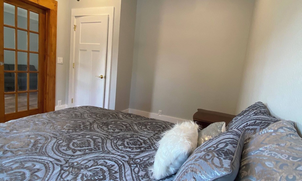 Kirksville Apartment | Cozy 1-bedroom apartment in historic Kirksville apt up one long flight of stairs