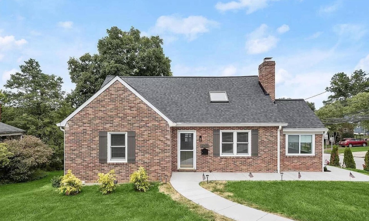 Towson Apartment | Cozy 1-bedroom apartment with king size bed.