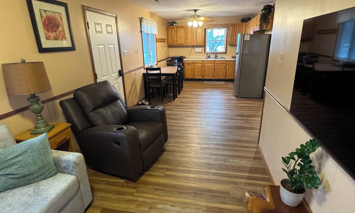 Quincy Cabin | Cozy 1-bedroom cabin right on the river.