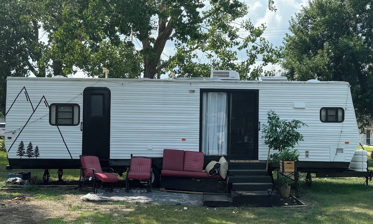 Kennebec House | Cozy 1-bedroom travel trailer on i90 in Central South Dakota at Kennebec.