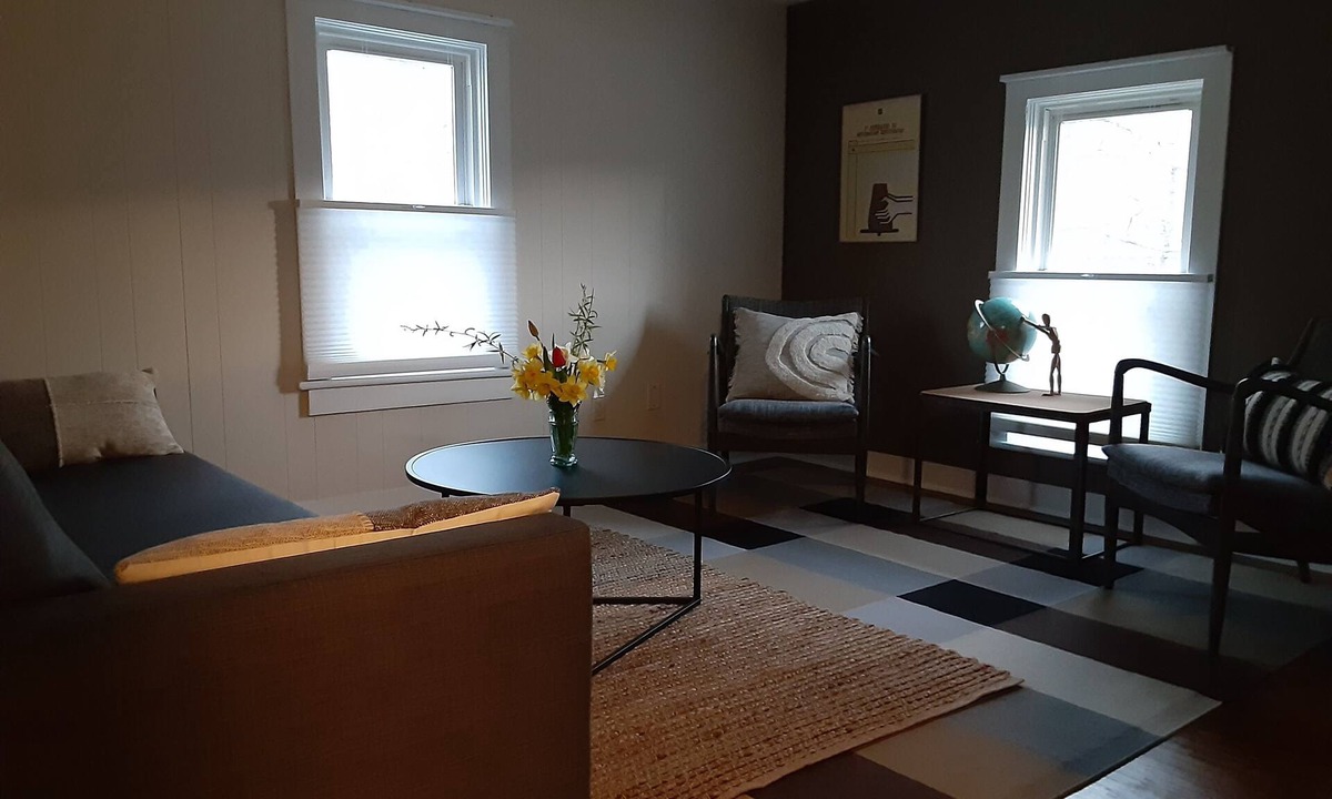 Harvard Apartment | Cozy 1-bedroom upper apartment with AC and WiFi in charming Harvard 28 Night min