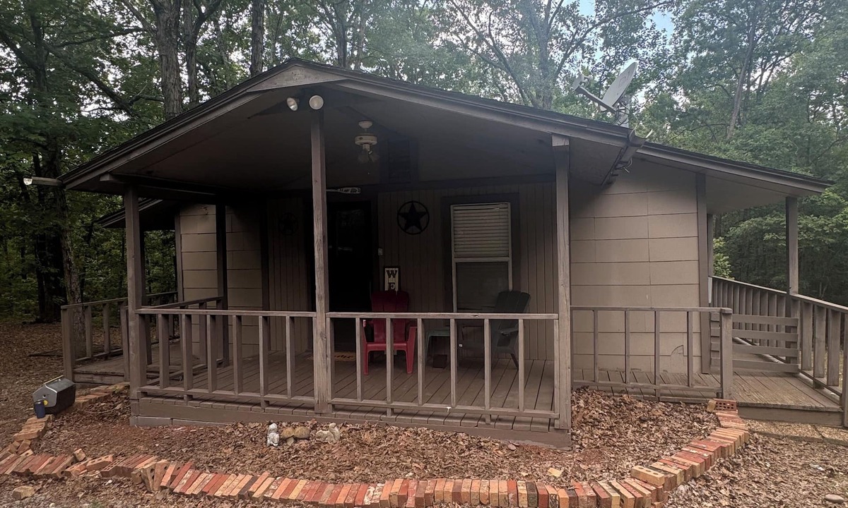 Murfreesboro Cabin | Cozy 2-bedroom cabin with WiFi, AC in charming Murfreesboro on Lake Greeson.