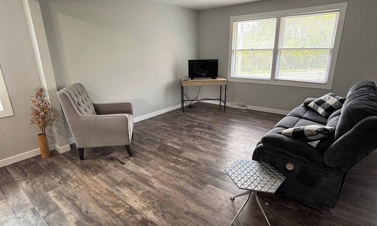 Janesville Condo | Cozy 2-bedroom condo in charming Janesville with AC
