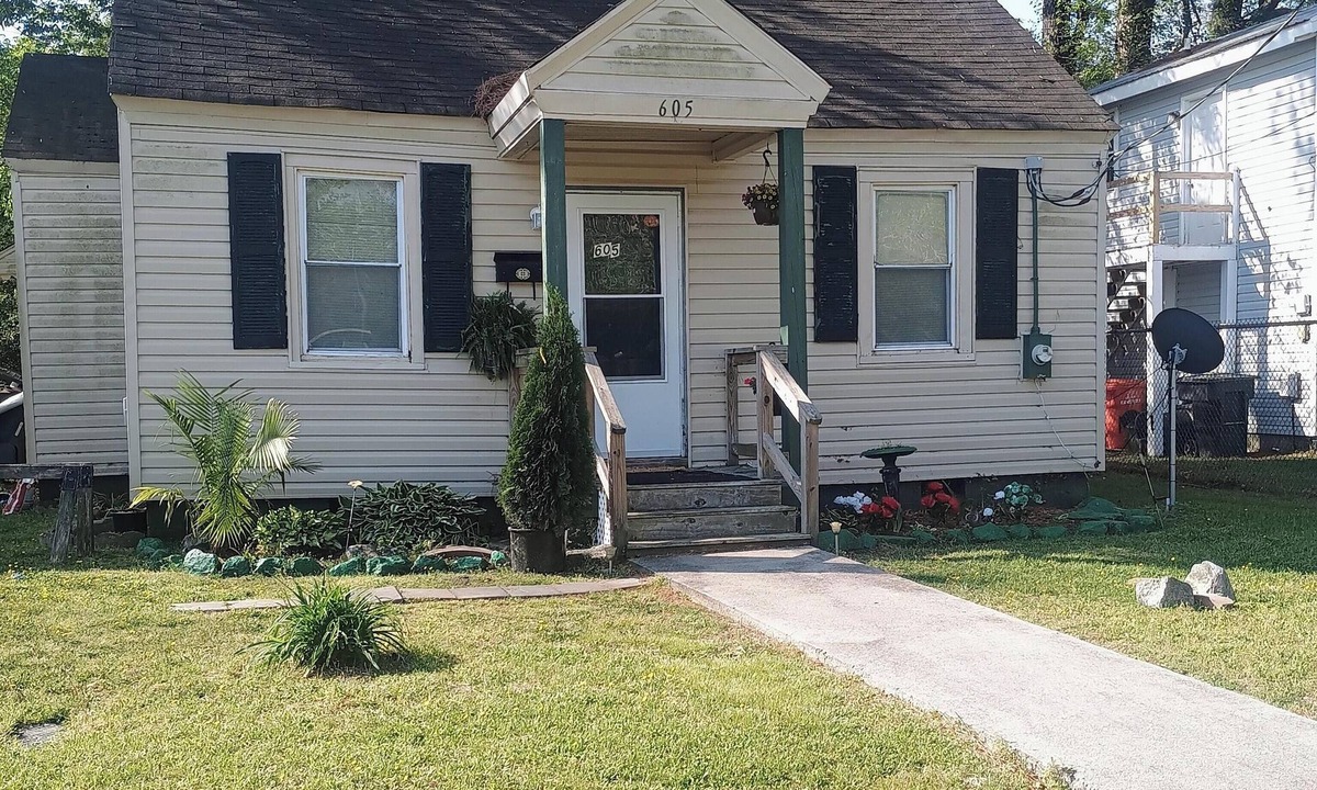 Elizabeth City Resort | Cozy 2-bedroom house in tranquil Elizabeth City with AC. Kick back with us.