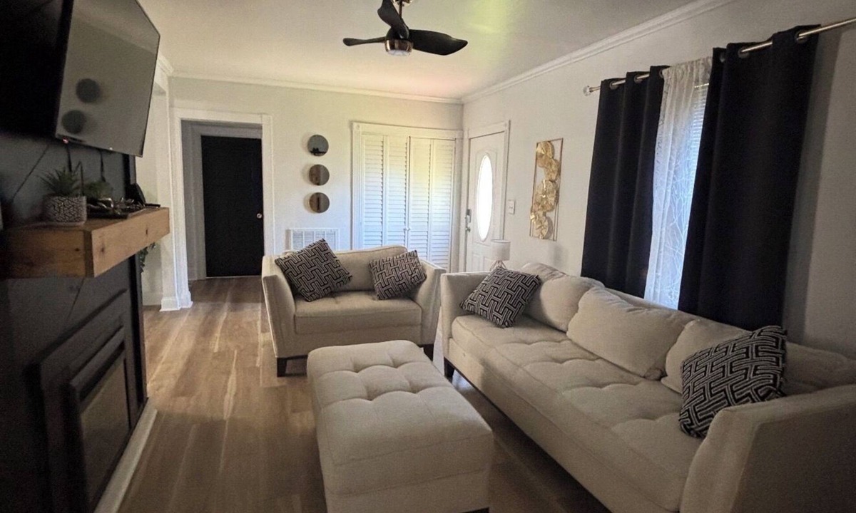 Jacksonville House | Cozy 2-bedroom house in charming Jacksonville with AC