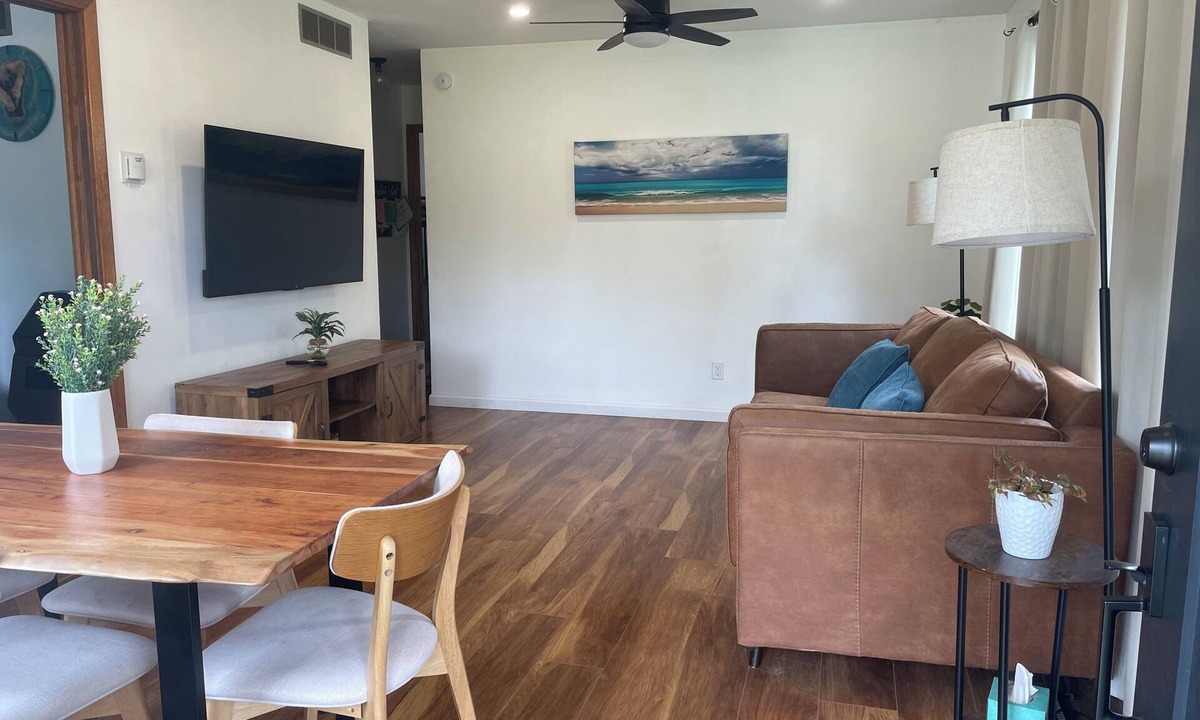 Hayes House | Cozy 2-bedroom house in Lakeside IA. Just a 3 minute walk from the lake.