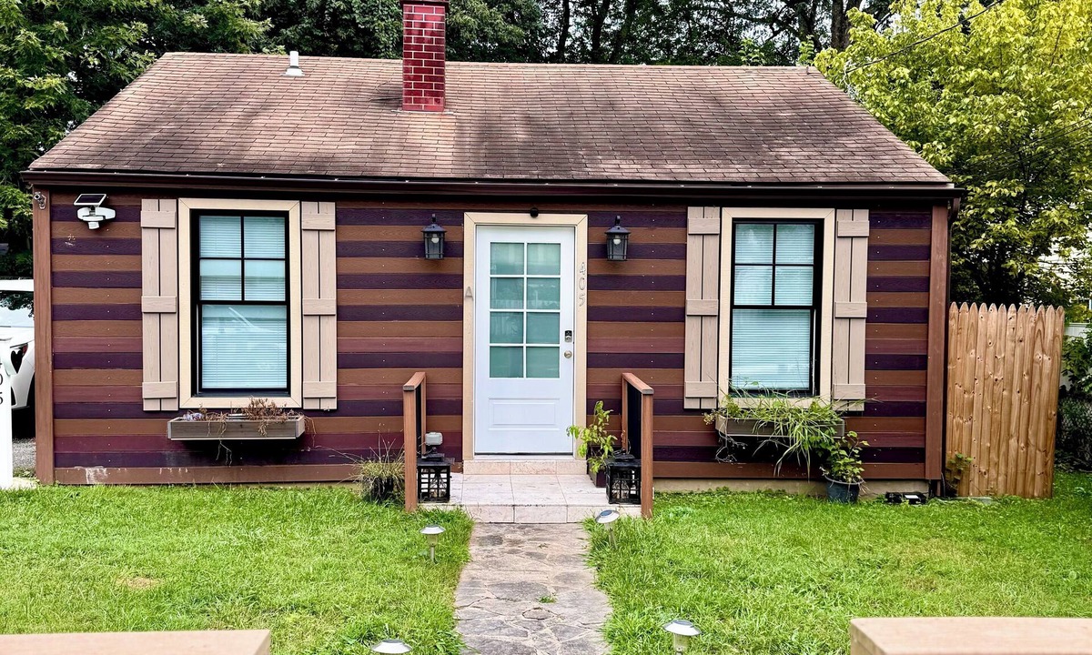 Rockville House | Cozy 2-bedroom house walkable to Rockville Metro Station and The Square