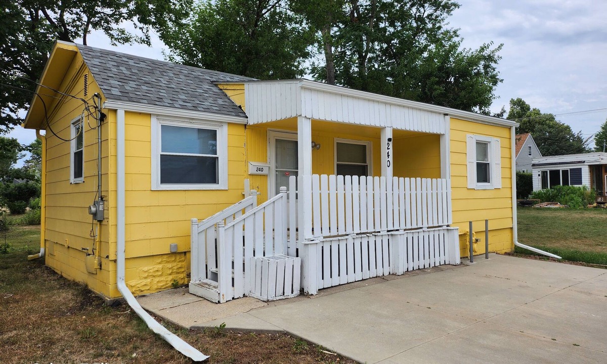 Cedar Rapids House | Cozy 2 Bedrooms Home- convenient location.