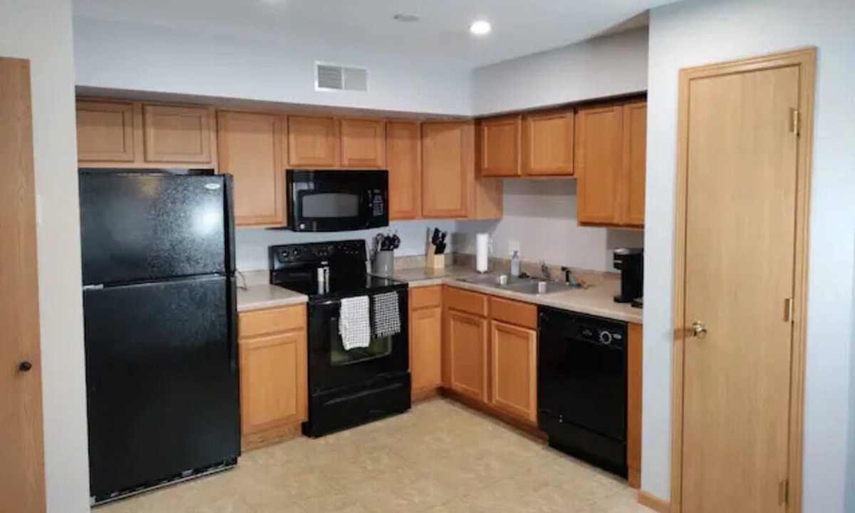 Davenport Condo | Cozy 2bd condo with Fireplace in Davenport, IA