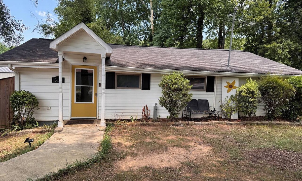 Landrum House | Cozy 2BR Home – 15 Min to Tryon Equestrian Center, 3 Min to Downtown Landrum