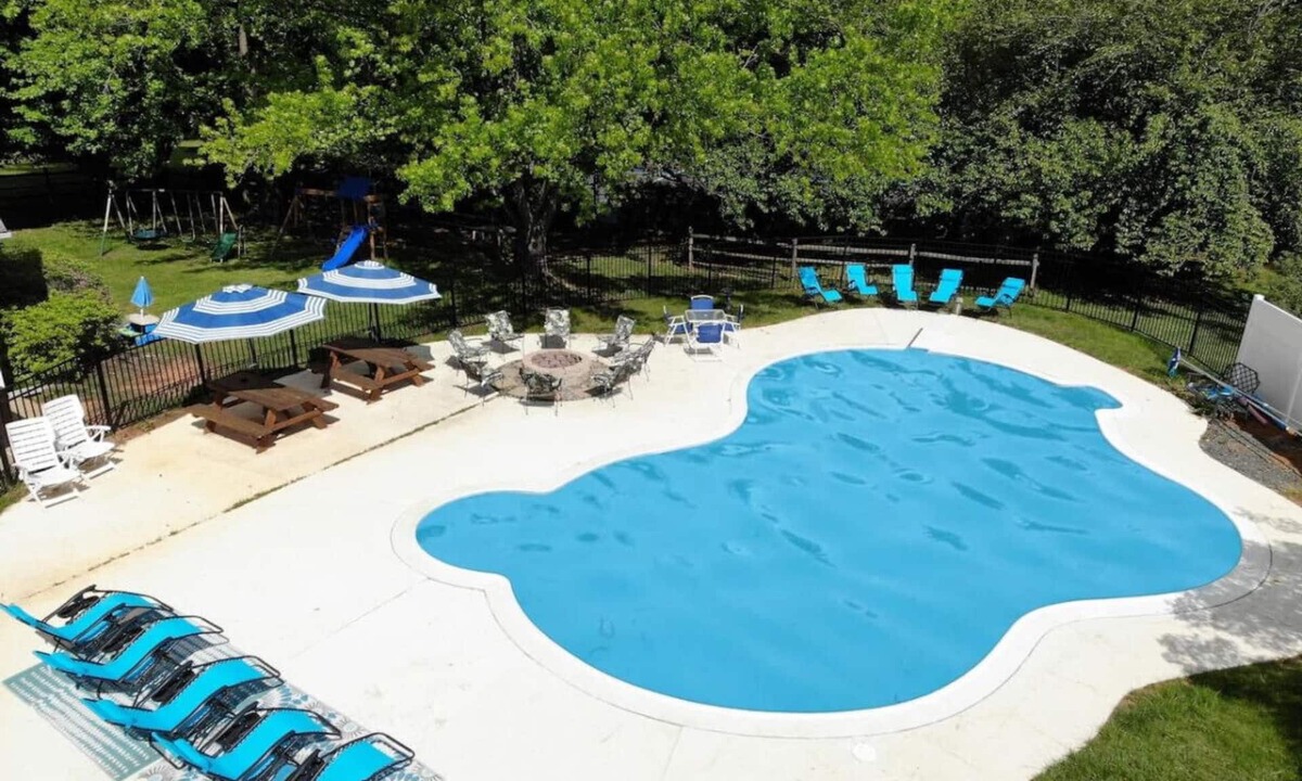 Lovettsville House | COZY 3500SF Private Pool-PickleBall-HotTub-10Acres