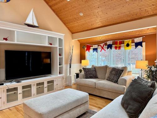 Annapolis House | Cozy 3BR Annapolis sleeps 6 Private Deck, Parking