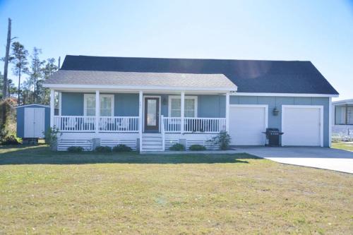 Davis House | Cozy 3BR Cottage Fishing Private Dock Boating