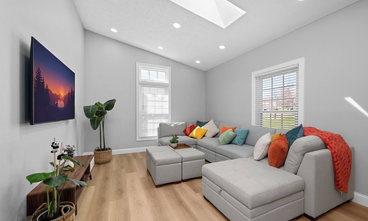Bettendorf House | Cozy 3BR Retreat - Modern Finish & Great Location