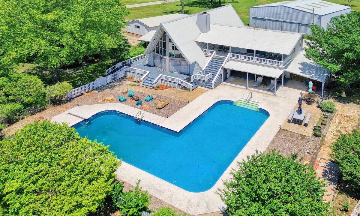 Kingston House | Cozy A-Frame with a Pool in Quiet Lake House Community