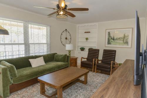 Macon House | Cozy and Roomy Getaway in Macon - Perfect for Groups