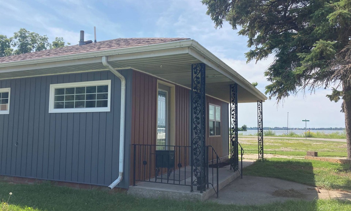 Storm Lake Cottage | Cozy Beach Cottage. Great lake views. Lake access! Sleeps 6 efficiently.