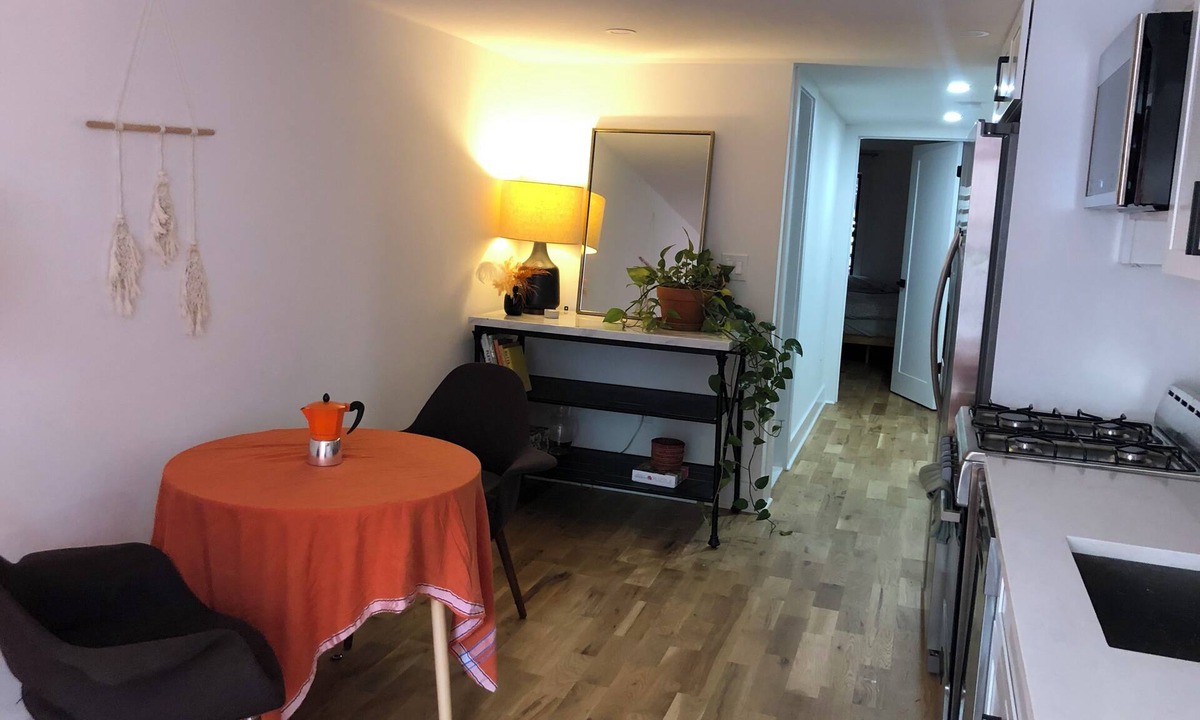 Bushwick House | Cozy Brooklyn 1BR with Lush Backyard. Sleeps 4. Near L & J ,30 mins to manhattan