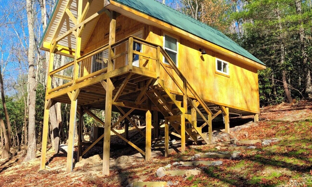 Butler Cabin | Cozy cabin in the woods on a beautiful Christmas Tree/Events Farm.