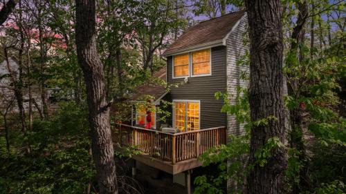 Ridgeway House | Cozy cabin w fireplace & fire pit