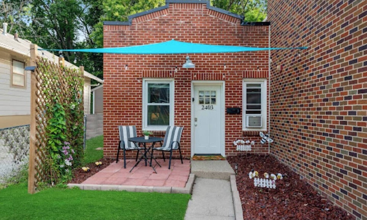 Des Moines House | Cozy & Central Sleeps 6 Walk to Shops and Dining
