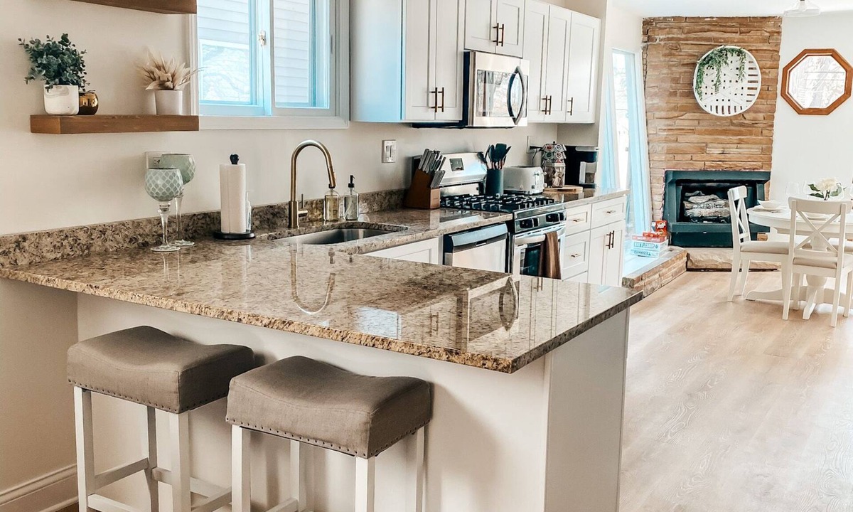 Geneva House | Cozy, Chic 4 -bedroom Oasis in Geneva, IL