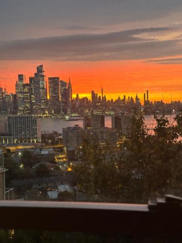 Union City Apartment | Cozy Comfy with AMAZING NYC Views 15min to Manhattan T SQ