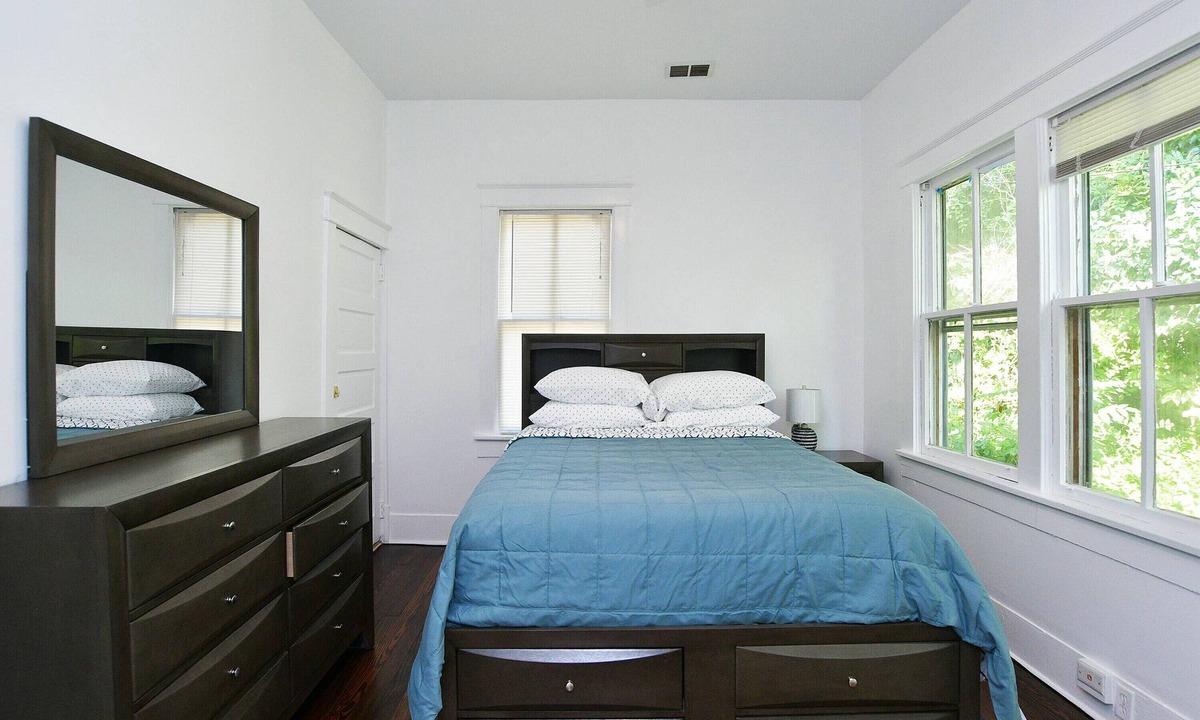 Drayton Apartment | Cozy, convenient, freshly renovated bungalow