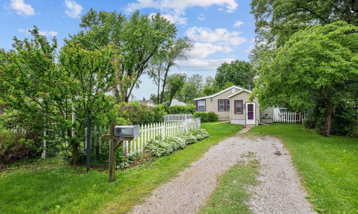 Rock Island House | Cozy Cottage Home w/Fenced Yard in Rock Island