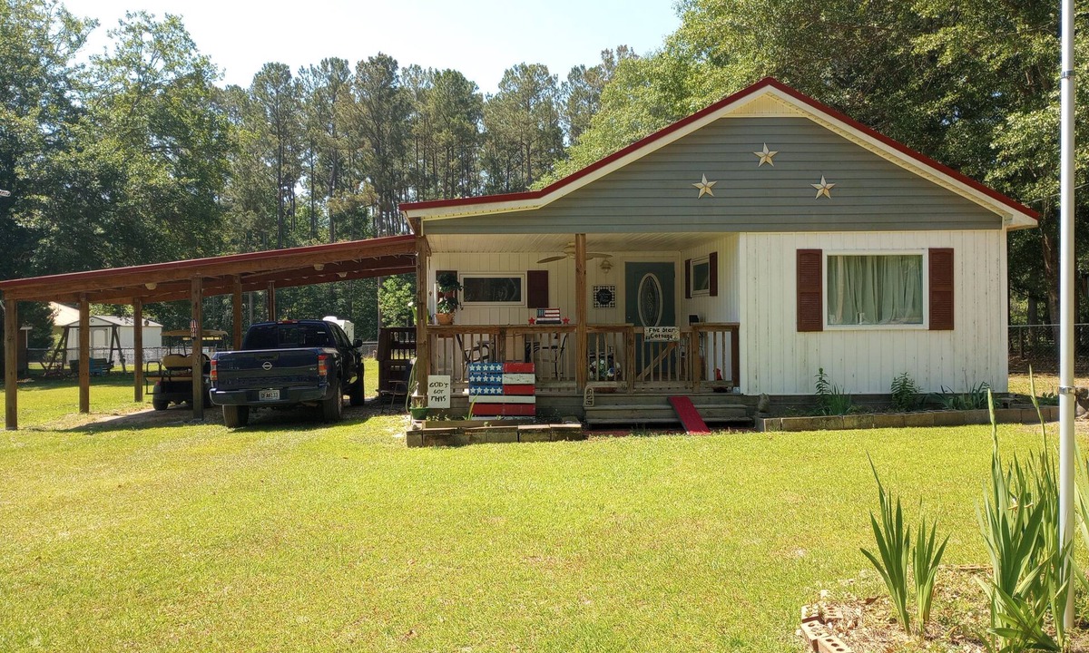 Summerton House | Cozy Cottage Just a Block From a Boat Landing and a Beautiful Pristine Lake